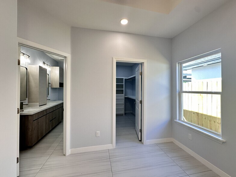 Building Photo - 11313 N 25th St