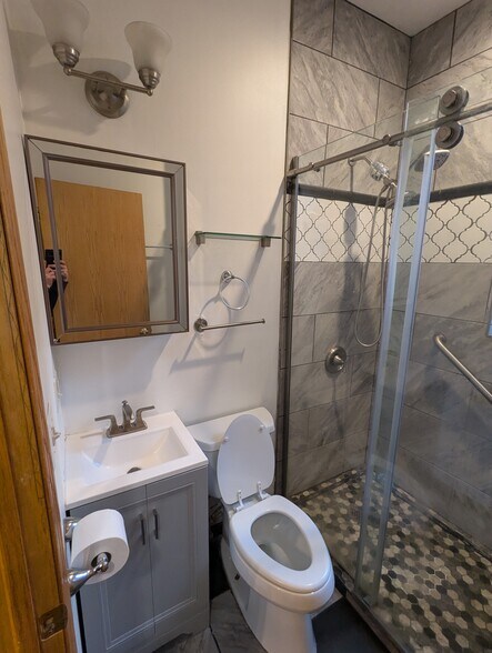 Full Bathroom - 3212 W Warren Blvd