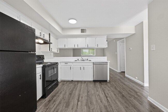 Building Photo - 427 Hollyvale Dr