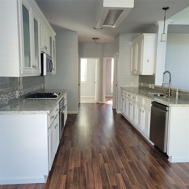 Building Photo - 11406 Lakewood Cove