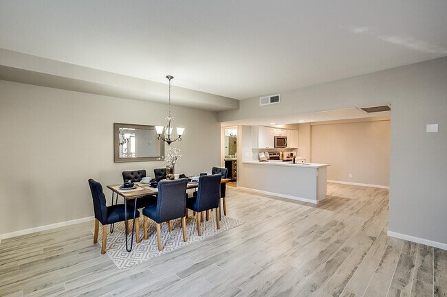 Building Photo - 351 E Thomas Rd