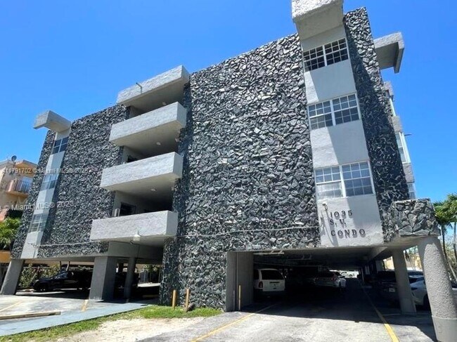 Building Photo - 1035 W 77th St