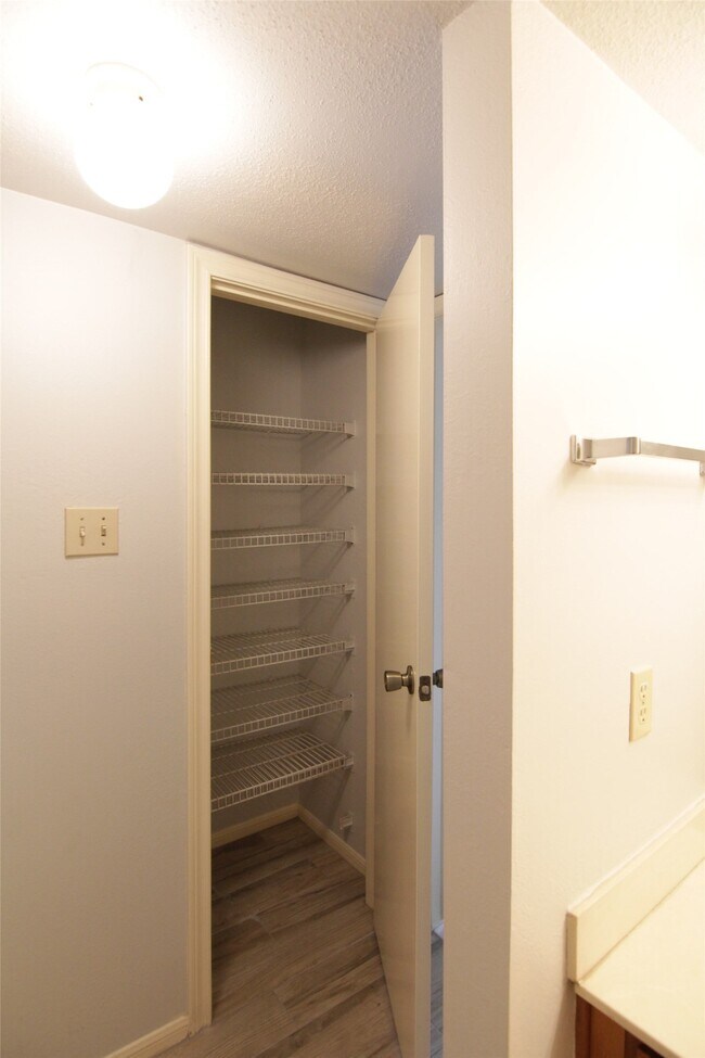 Building Photo - 3100 Walnut Bend Ln