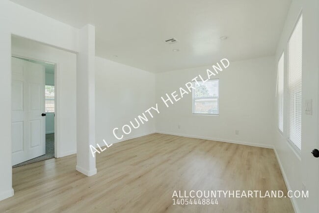 Building Photo - 2100 N Redmond Ave