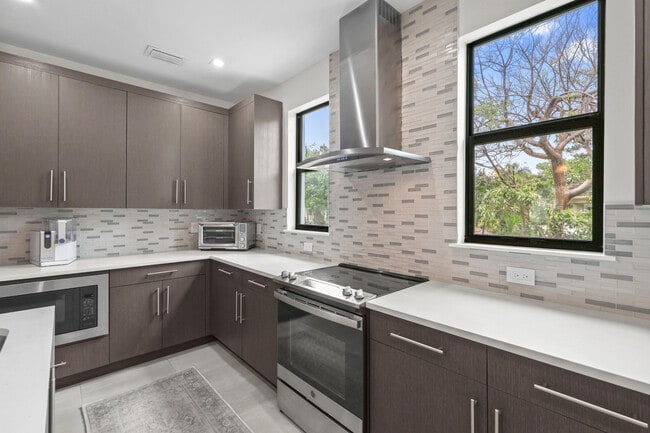 Building Photo - 625 NE 22nd Dr