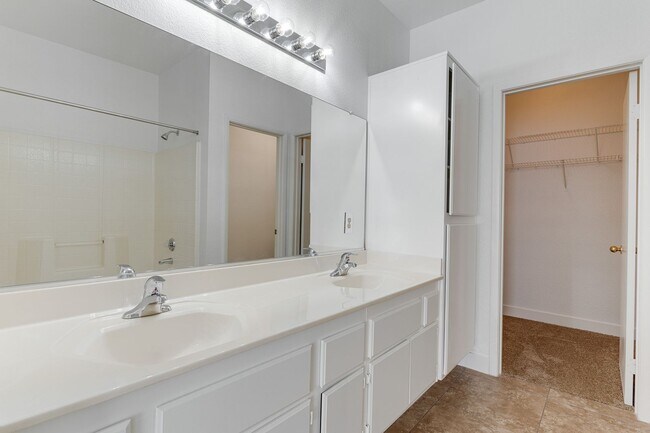 Building Photo - Exceptional 2 Bedroom in Desirable Location & Stunning Amenities