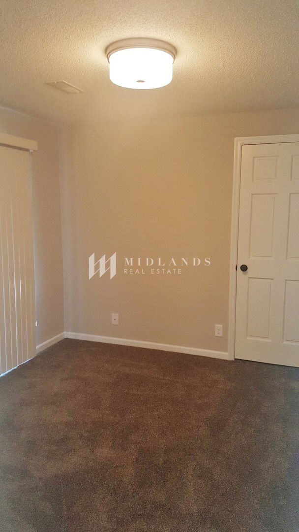 Building Photo - Stunning Updated Rockbrook Home