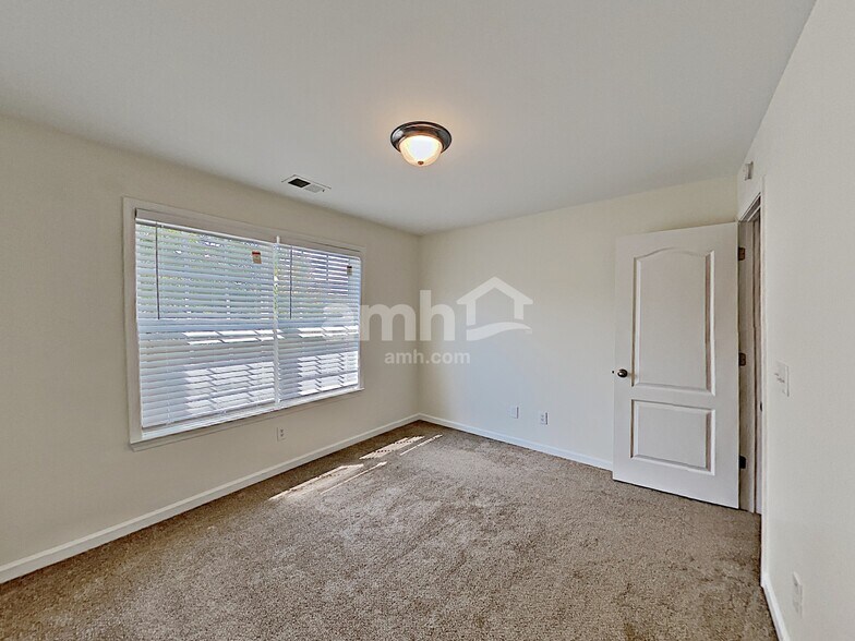 Building Photo - 836 Topaz Valley