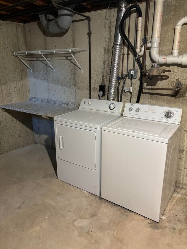 Building Photo - 3 Bedroom Townhome in Emmaus