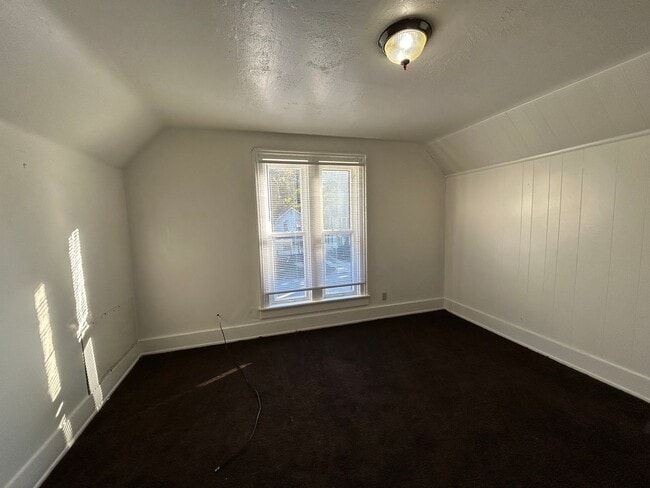 Building Photo - 210 S 4th St