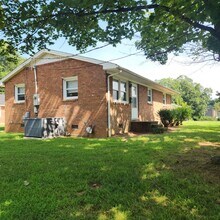 Building Photo - Small 2 Bedroom, 1 Bath House FOR RENT in ...