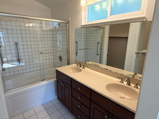 Building Photo - 512 Toyon Pl