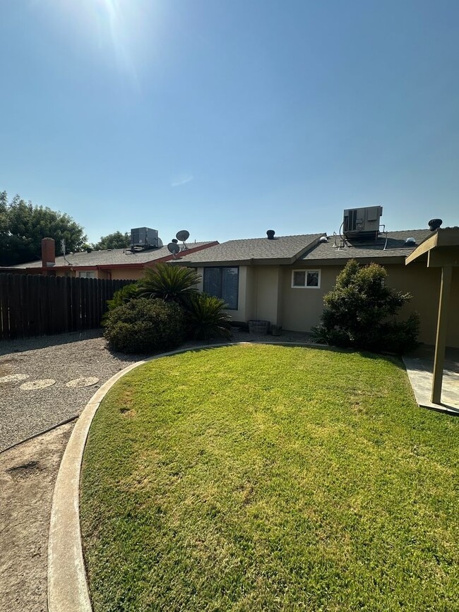 Building Photo - Charming 3 bedroom 2 bathroom home located...