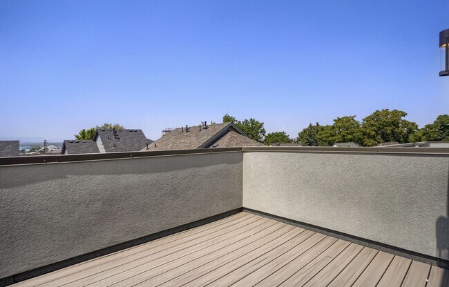 Building Photo - 3 bedroom / 3.5 bath Townhome + 2 Large Flex Spaces & Spacious Roof Top Deck!