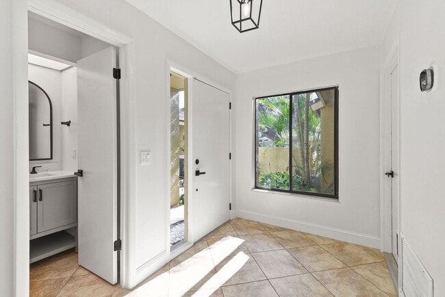 Building Photo - Charming Townhouse for Lease