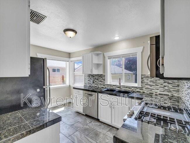 Building Photo - 965 MacFarland Dr