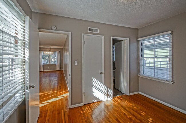 Building Photo - CHARMING, BRIGHT & AIRY HOLLYGLEN HOME W/ BEAUTIFULLY LANDSCAPED FRONT & REAR YARDS W/ PATIO BLOC...