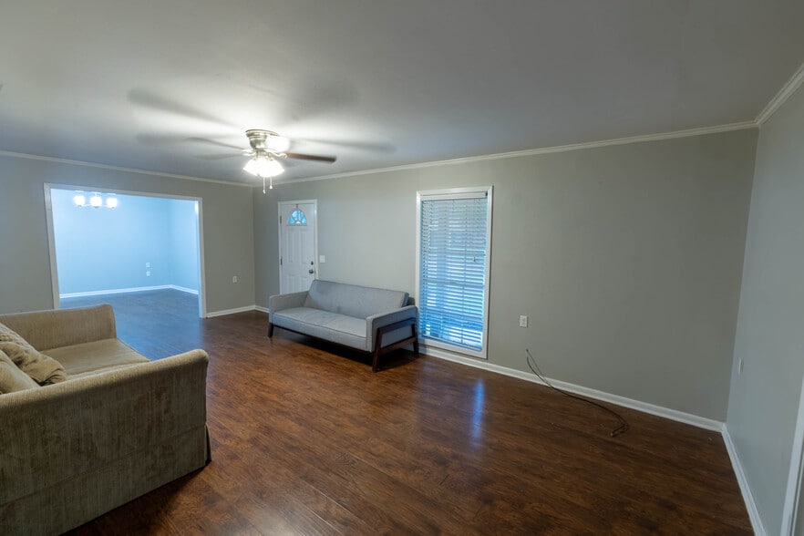 Living Room / Den - 311 Linden Cir