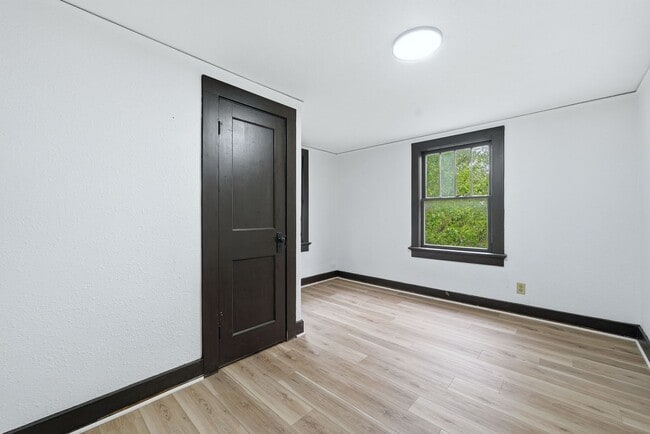 Building Photo - Freshly Updated 3BR Home