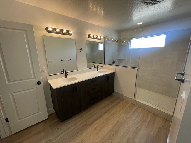 Building Photo - Beautiful Townhome! Washer and dryer included.