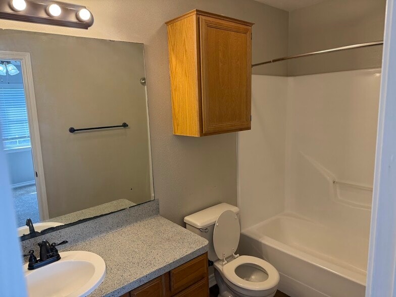 Building Photo - 1802 Sara Dr