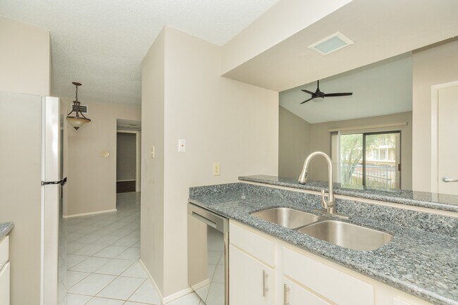 Building Photo - 7128 N Holiday Dr