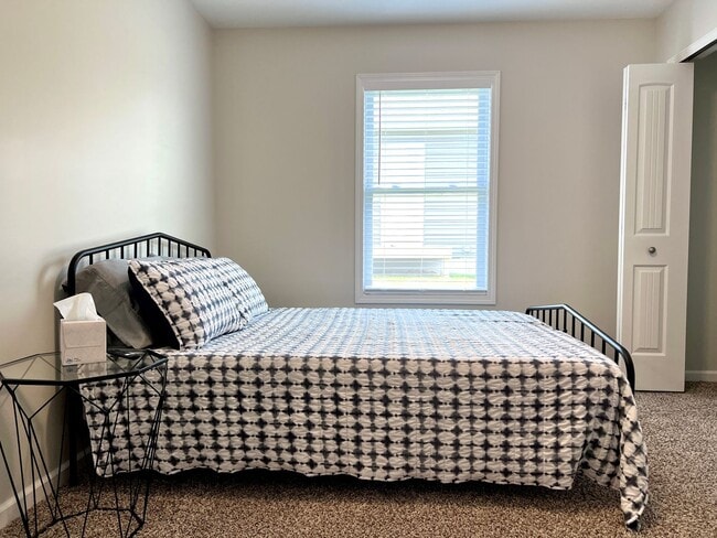 Building Photo - Gorgeous Furnished Home-Ready for move in ...