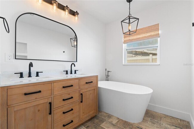 Building Photo - 4543 Carson St NE