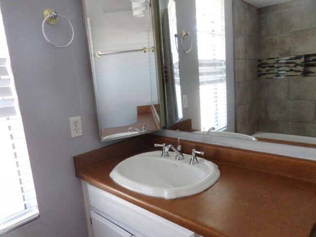 Building Photo - 2 BDRM TWNHSE AT POINTE TAPATIO