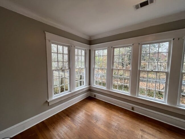 Building Photo - Beautifully rehabbed 4 Bedroom 2 Bath olde...