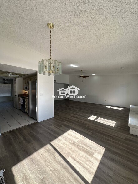 Building Photo - 1011 E Renee Dr