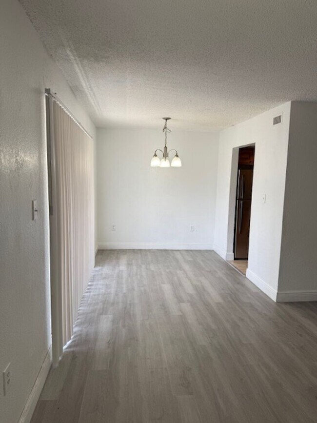 Building Photo - Privately owned 3 bedroom condo