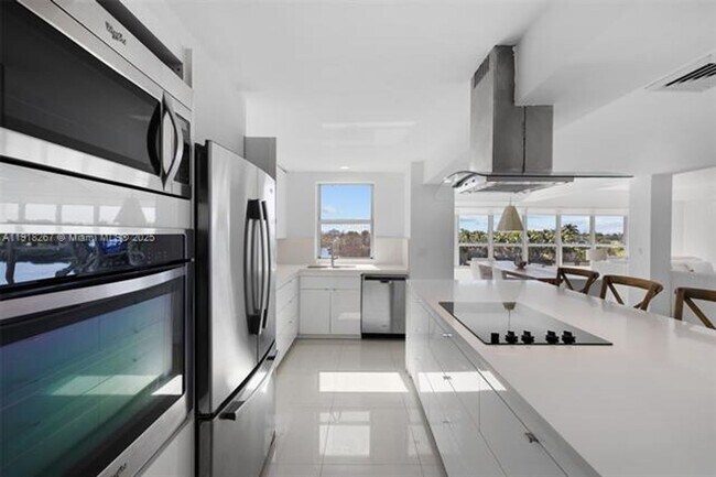 Building Photo - 9102 W Bay Harbor Dr