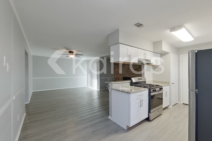 Building Photo - 350 E Davis Cir