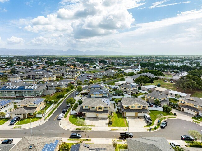 Building Photo - Welcome to this bright and inviting 3 bedroom