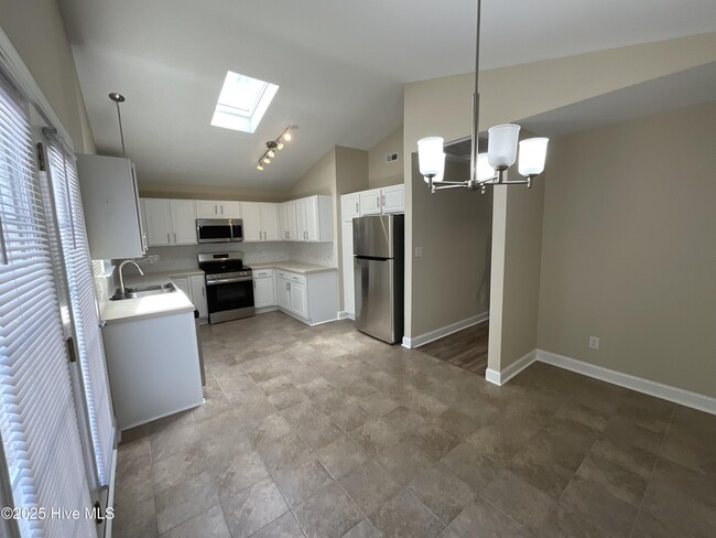 Building Photo - 3398 Westgate Dr