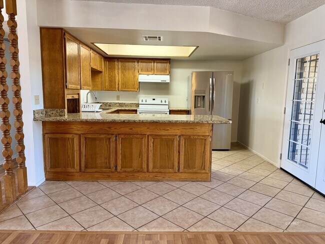 Building Photo - 3028 S Fairway Ave