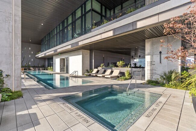 Building Photo - 610 Davis St