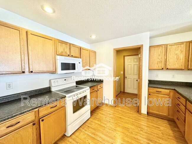 Building Photo - 2011 E 1st Ave