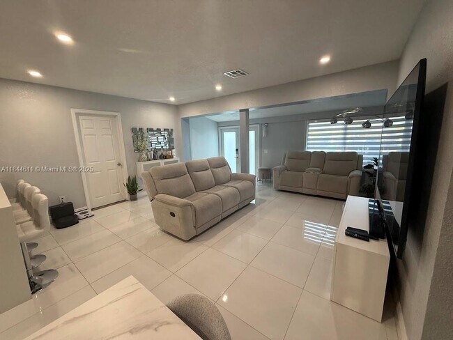 Building Photo - 2612 Acapulco Dr