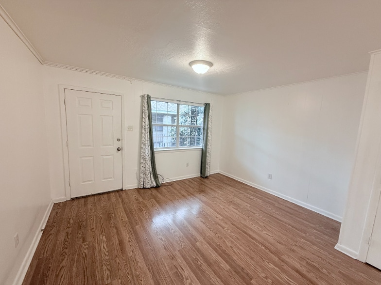 Building Photo - 629 Papworth Ave