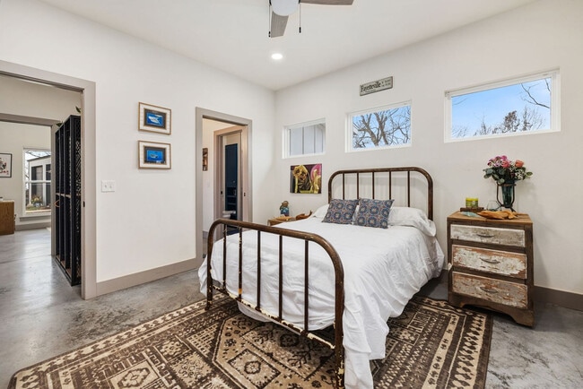 Building Photo - 149 NW Campbell Loop