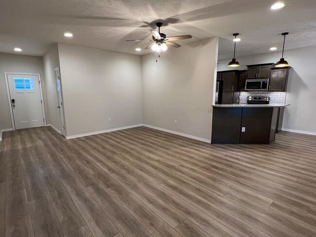 Building Photo - NEW LUXURY 3 BED 2 BATH 2 CAR GARAGE DUPLEX