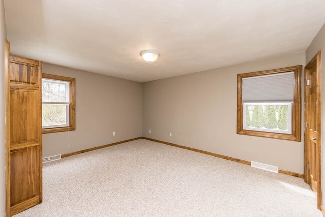 Building Photo - 229 Topaz Ln