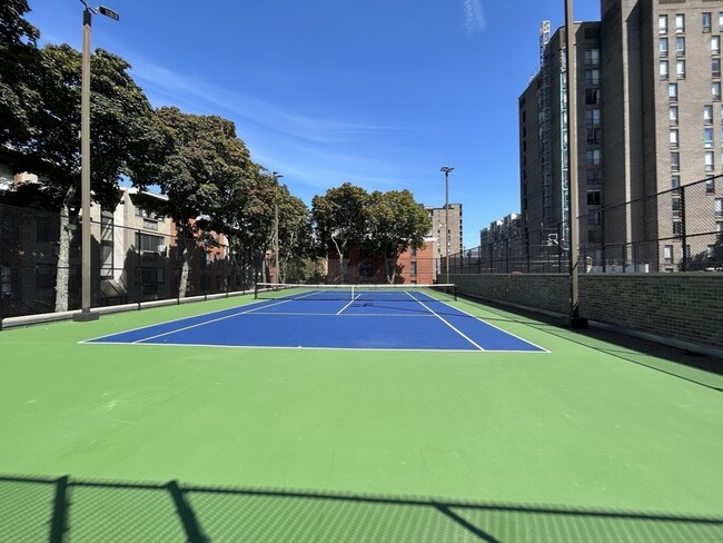 Building Photo - 33 Pond Ave