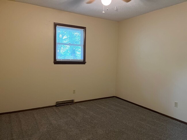 Building Photo - 3 Bedroom with 3 live areas + Office!