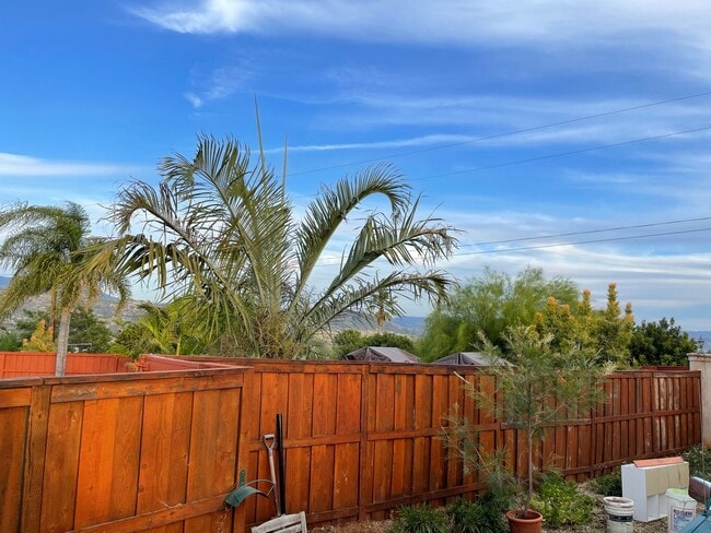 Building Photo - Cute, private, pet friendly 1 BD/ 1 bath h...