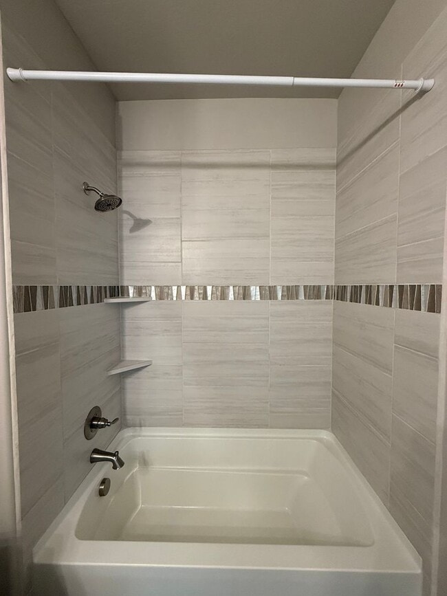 Building Photo - Modern 3 Bed, 2 Bath Home