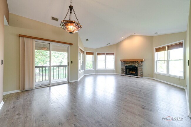 Building Photo - 305 Satinwood Terrace