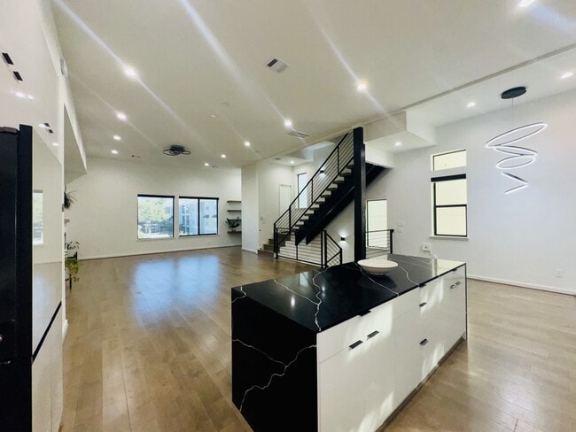 Building Photo - 525 Memorial Heights Dr